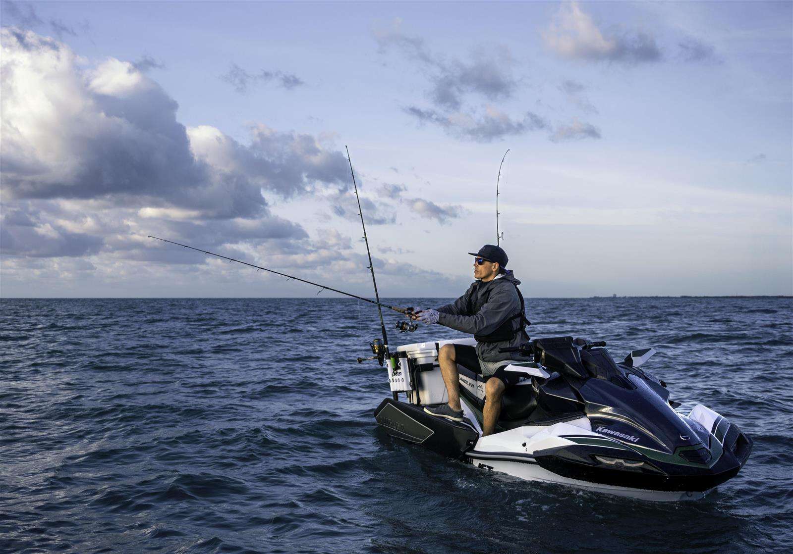 25MY_ULTRA_160LX-S_ANGLER_BK1_ACT__1_