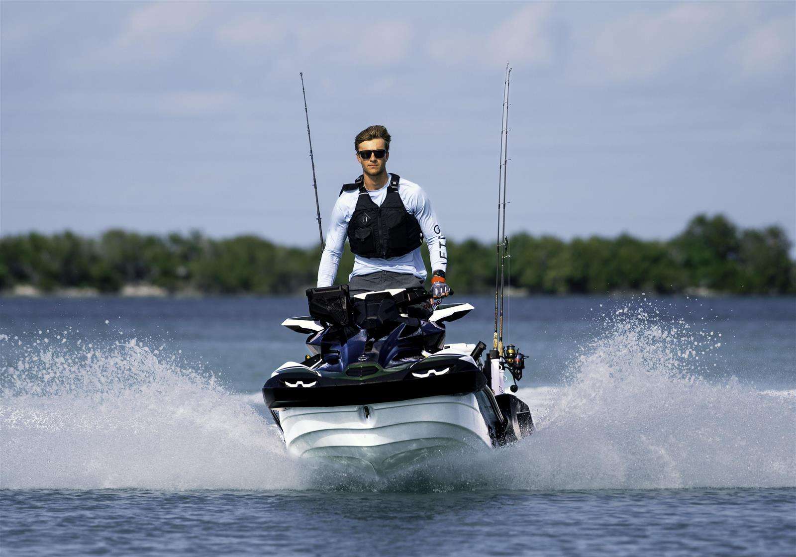 25MY_ULTRA_160LX-S_ANGLER_BK1_ACT__3_