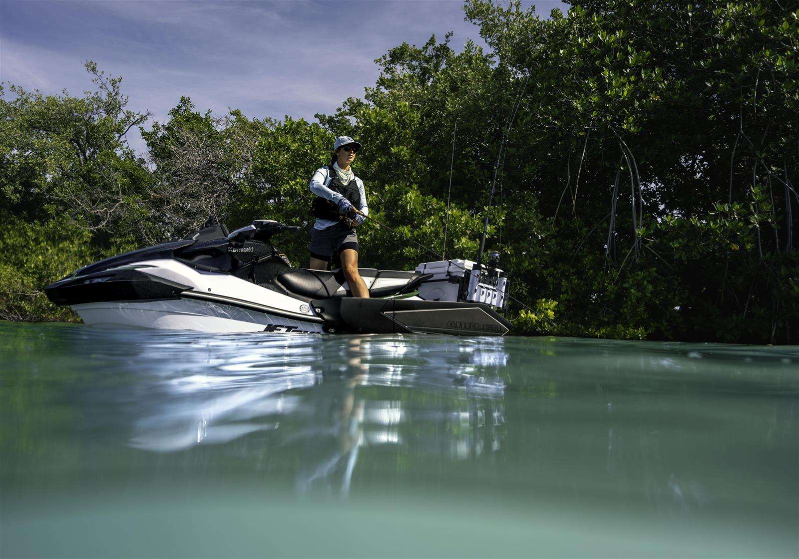 25MY_ULTRA_160LX-S_ANGLER_BK1_ACT__5_