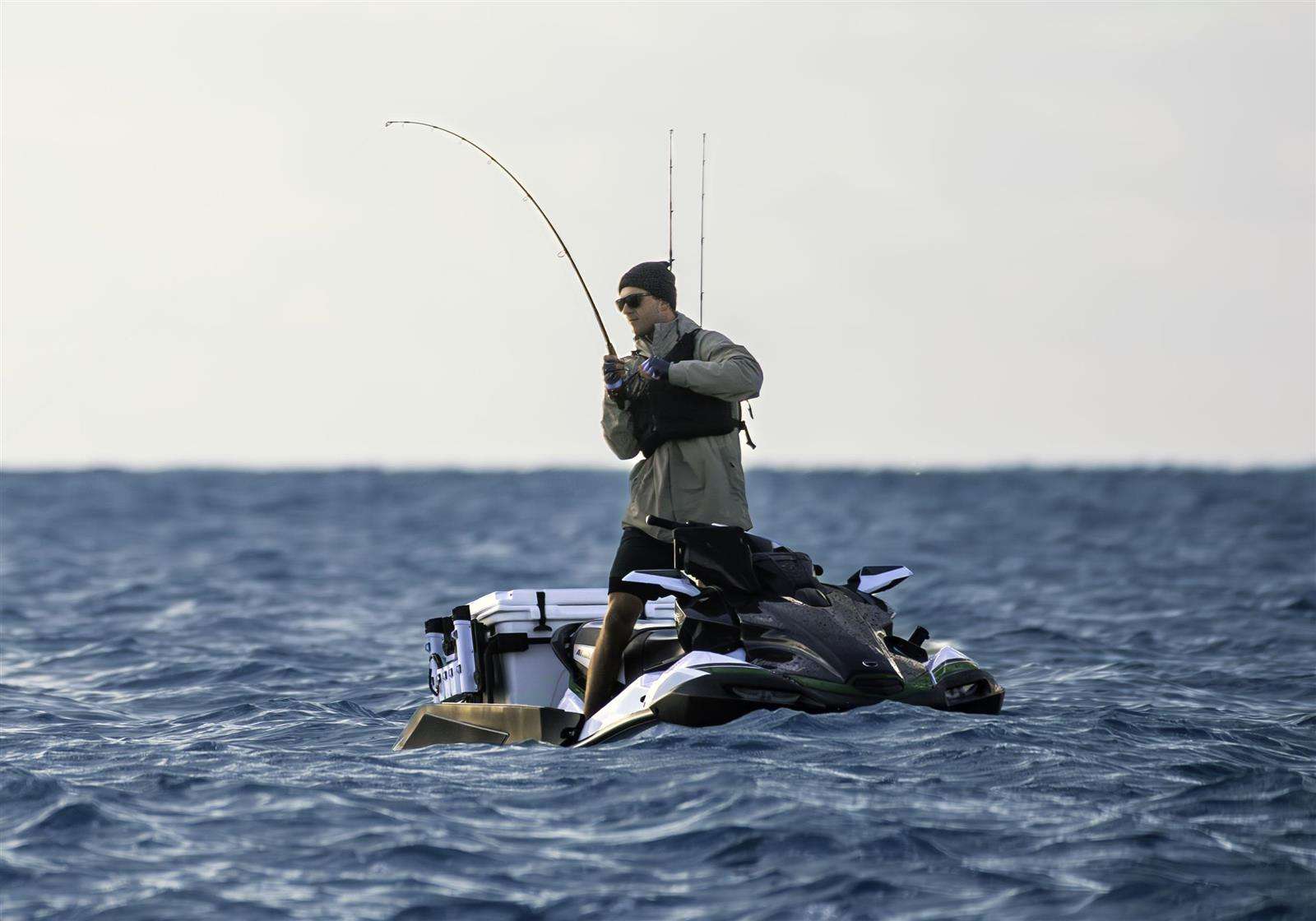 25MY_ULTRA_160LX-S_ANGLER_BK1_ACT__7_