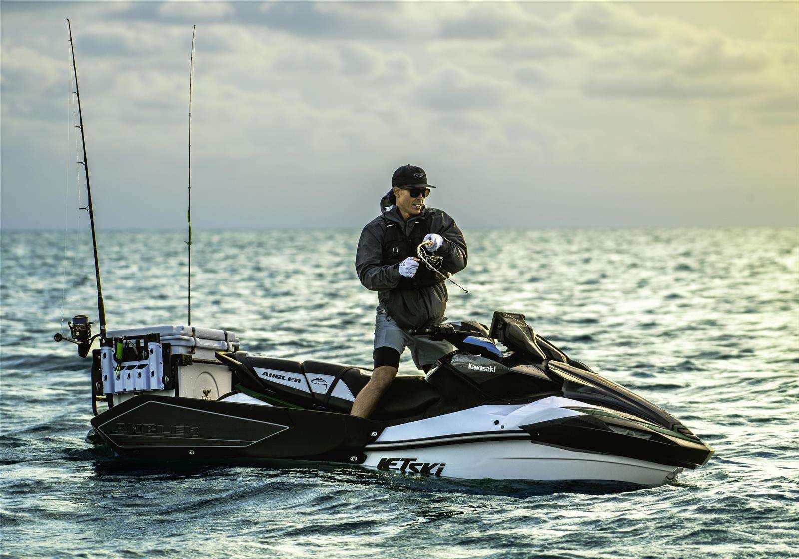 25MY_ULTRA_160LX-S_ANGLER_BK1_ACT__9_